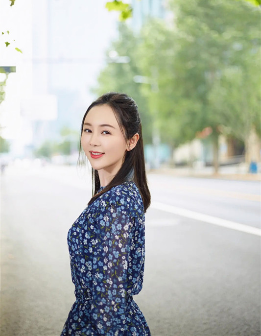 魏新雨不仅歌甜搭配服装也是一绝蓝色印花裙简约大方