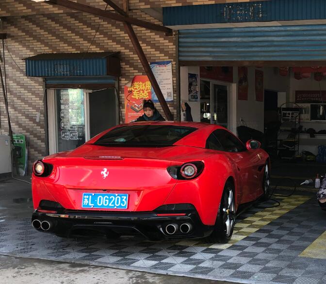 南通开发区街头实拍法拉利Portfolio跑车，回头率百分百！