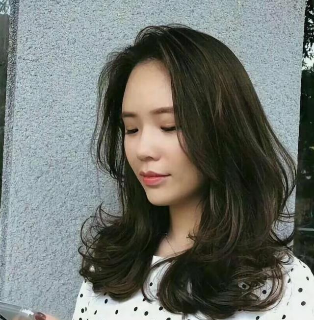 40岁女人显气质的发型,40岁女人最有气质发型 40岁的女人什么样的发型最有气质,带你看看这三种,时尚又美丽