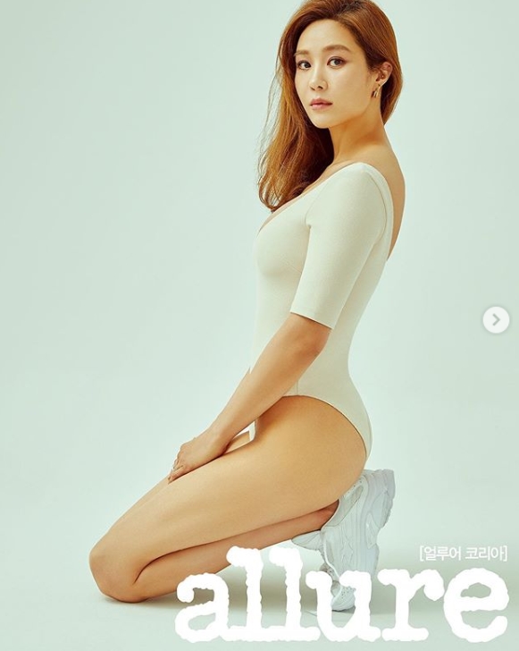 韩国女艺人玉珠贤拍杂志写真秀完美身材
