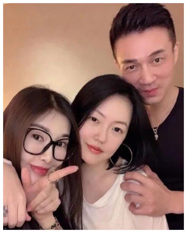 小s携老公参加闺蜜聚会,50岁许雅钧搂妻子肩膀撒糖,还