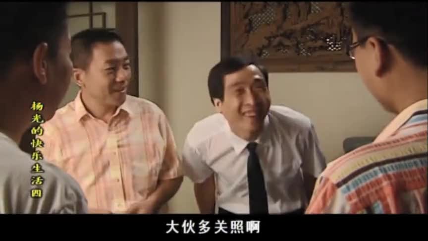 小伙炫富自己开了豪车，怎料大爷一进来说出实情，顿时尴尬了