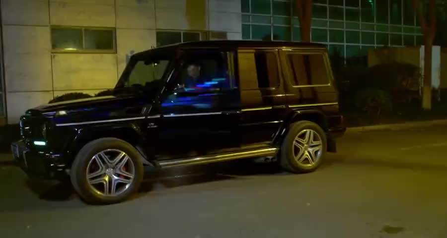 总裁开奔驰大G吃路边摊嫌老板火候不到位，亲自掌勺老板都看呆