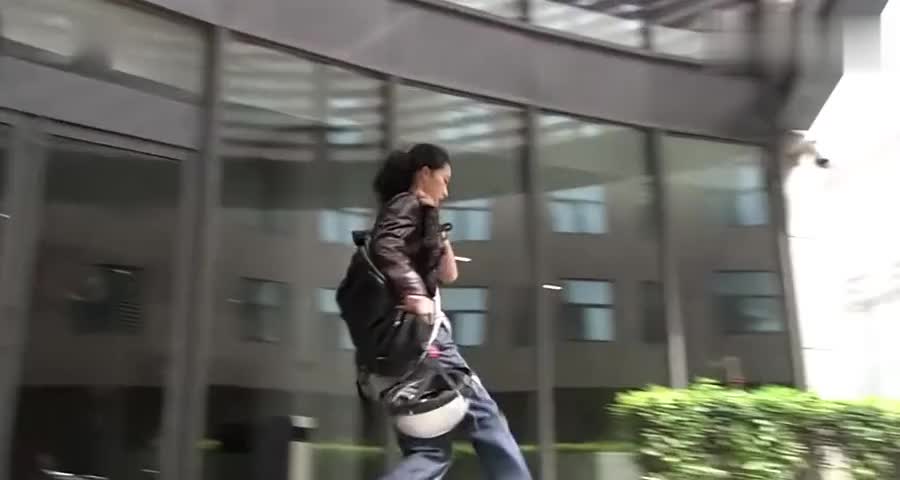 公司员工瞧不起乡下妹，不料乡下妹身份不一般，下班坐董事长豪车