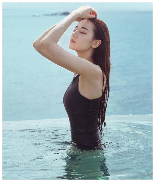 娱乐圈的好身材,迪丽热巴和关晓彤的泳装哦