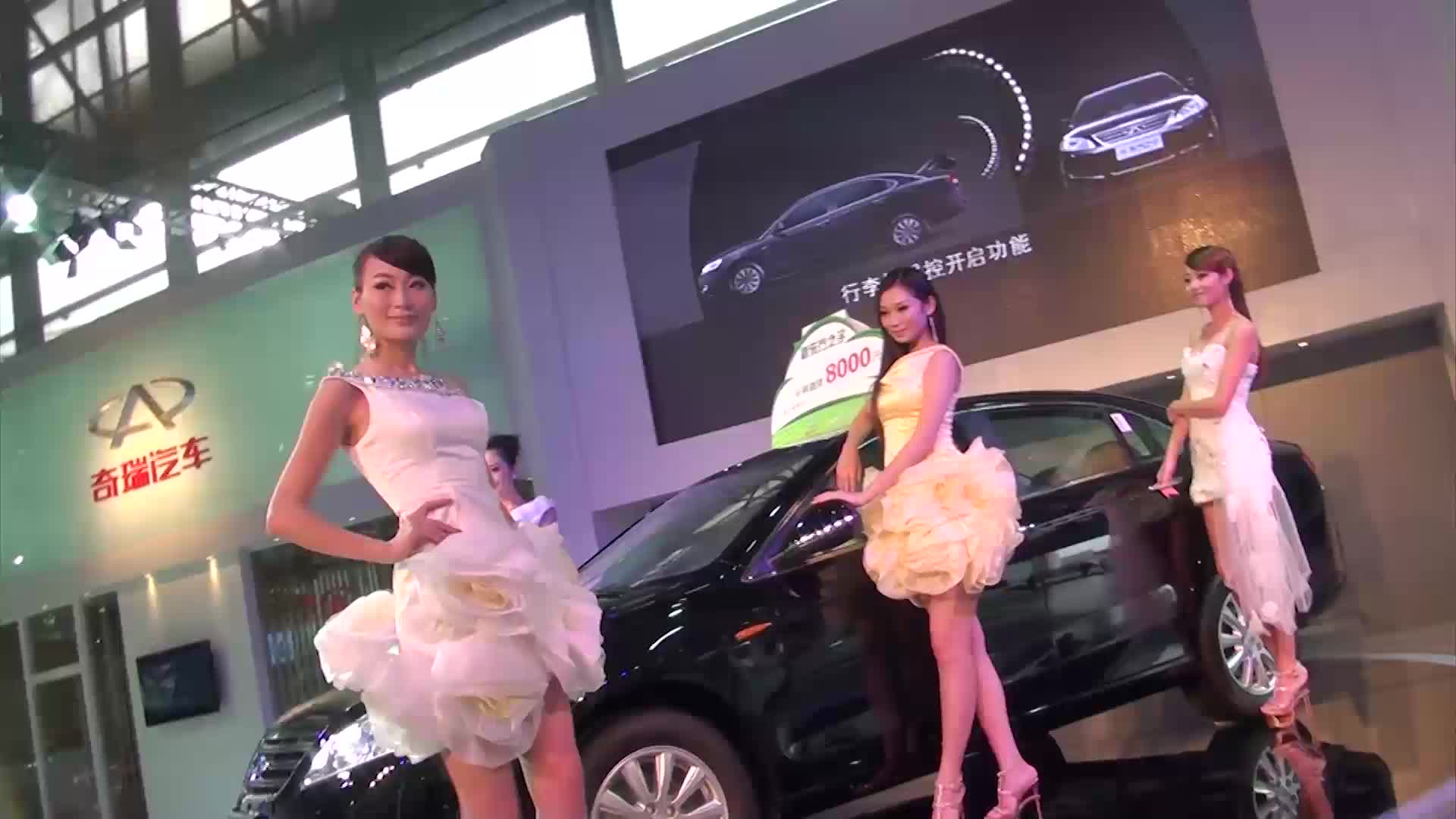 身穿华丽服饰的车模，现在很少见了！