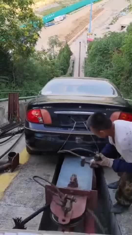 实拍汽车高速侧面撞击实验没想到这车的质量真不错啊