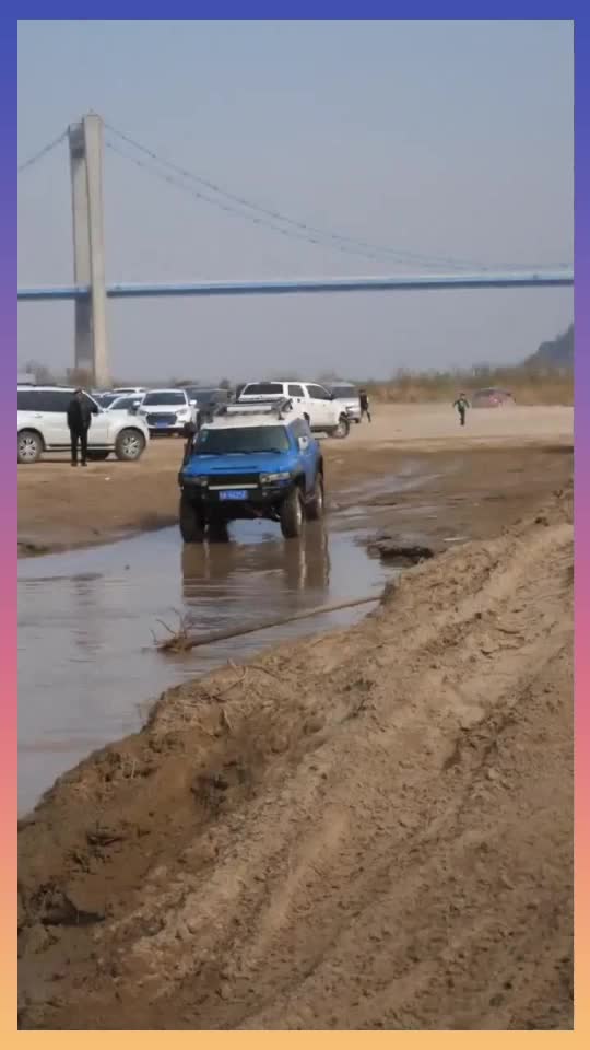 实拍FJ酷路泽越野涉水挑战，听声音就感觉很猛