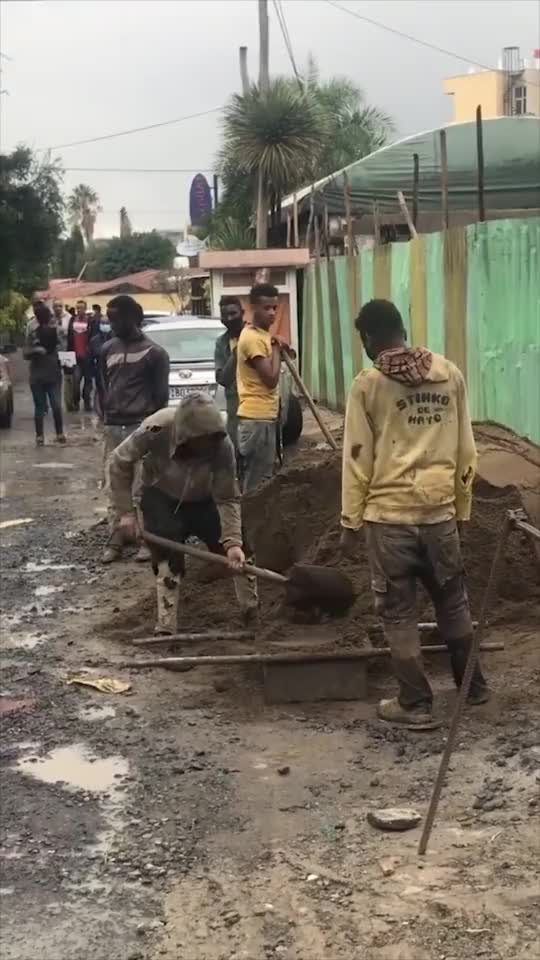 非洲工地的日常操作一群人看一个人干活