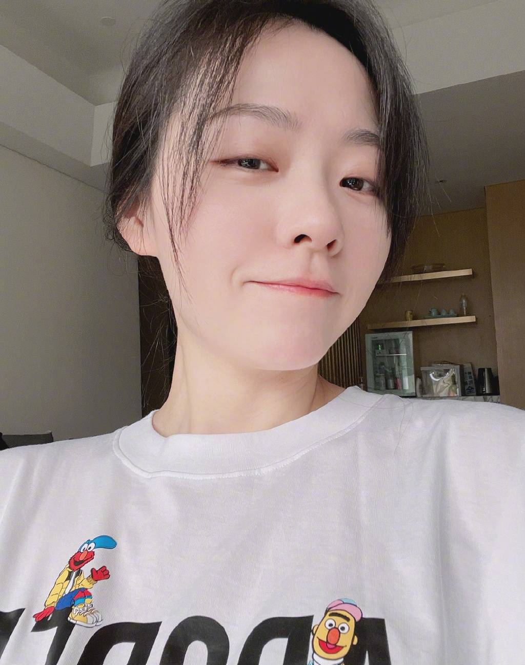 张靓颖晒素颜怼脸自拍皮肤吹弹可破状态佳