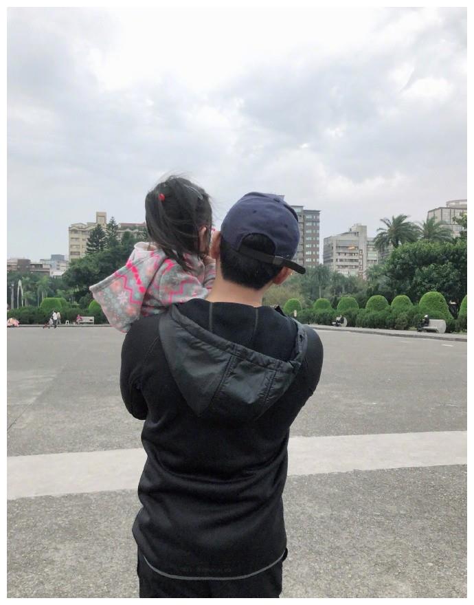 晒出女儿与老公的背影照片,小米粒在爸爸的肩膀上面看着远方!