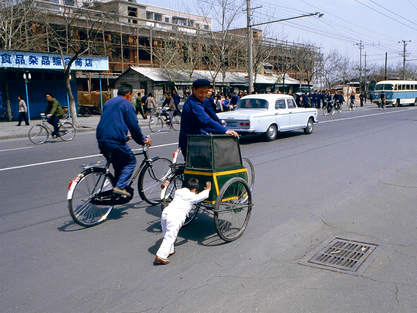 一组80年代彩色老照片:六岁儿童练气功减肥,武汉市民抢购金项链