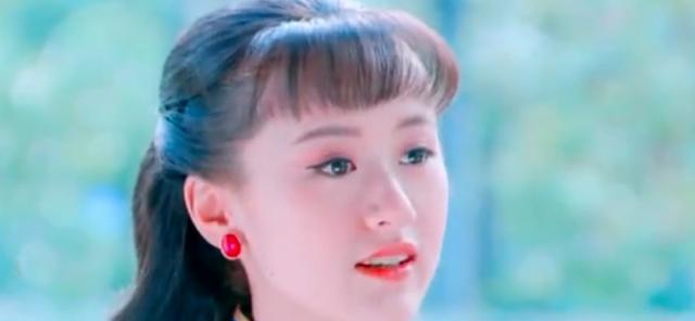 与上面两位不同的是,由于角色设定,袁冰妍在剧中多是穿旗袍.