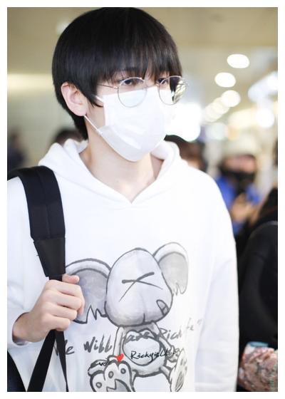 男生什么眼镜减龄,男生什么眼镜减龄好看