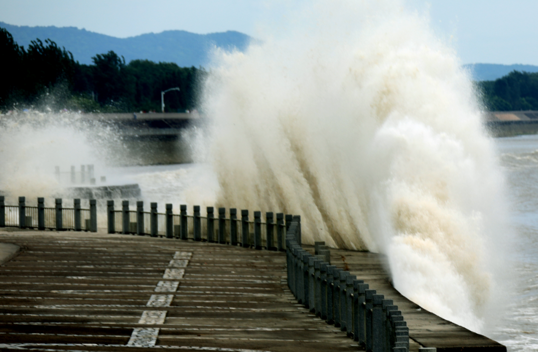 都说地月潮汐引力引发天文大潮,那月亮会引发地震吗?...