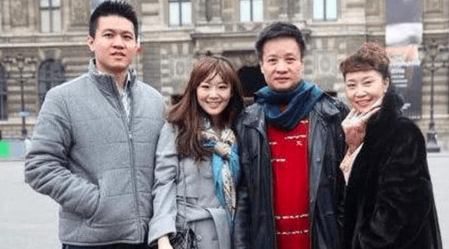 总结:阎维文和妻子在相濡以沫的30多年时光里,有痛苦的抉择,有甜蜜的