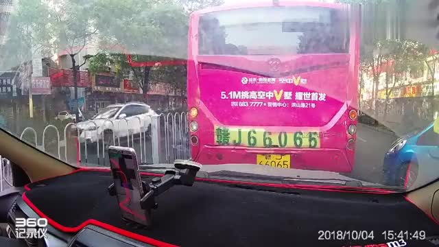 行车记录仪实拍：想从我前面“加塞”？不存在的