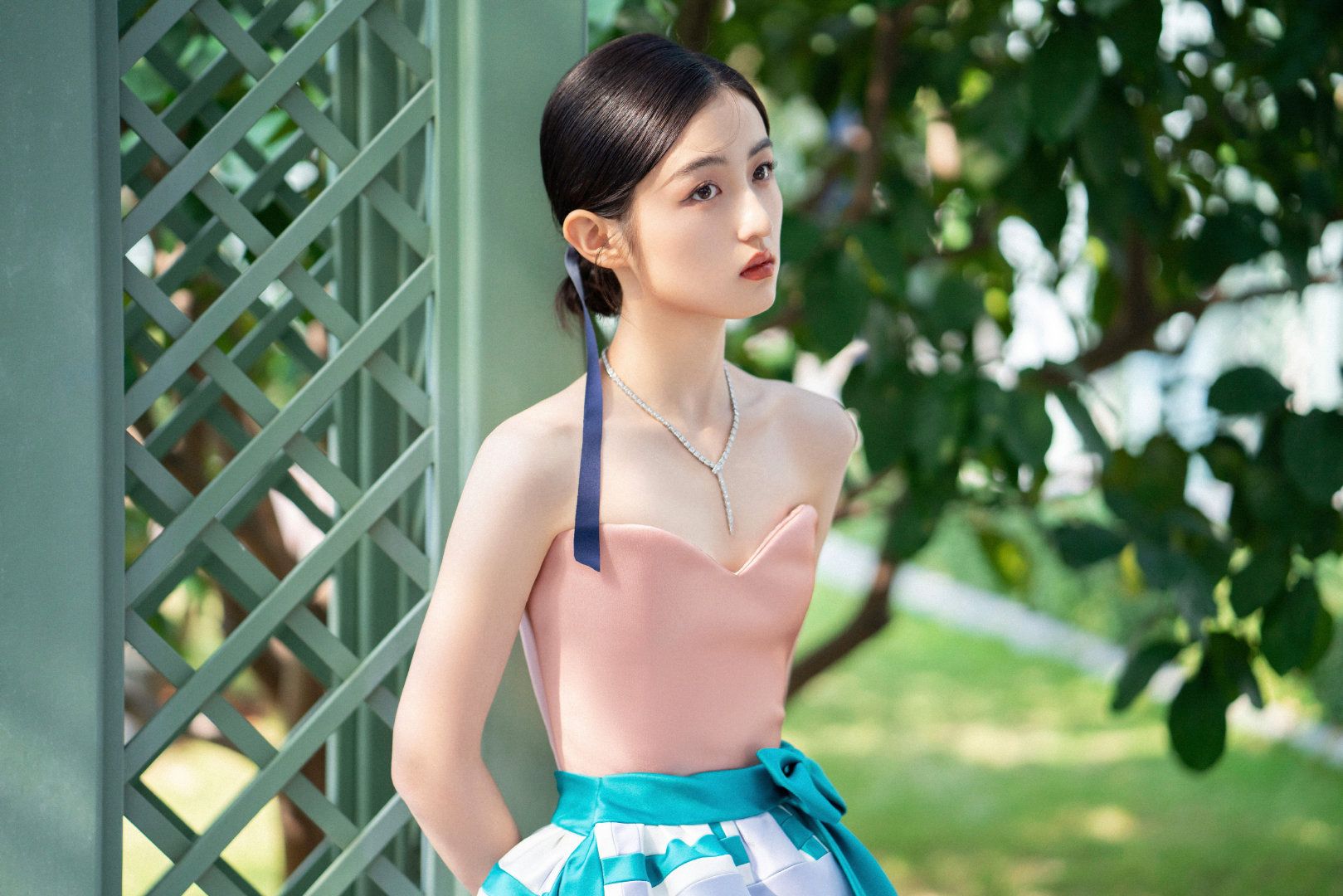 张子枫罕见性感一回穿抹胸长裙尽显好身材20岁美得像瓷娃娃