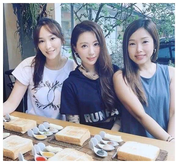 吴佩慈生四胎后恢复往日神采,和闺蜜合影很低调,一改奢侈阔太风