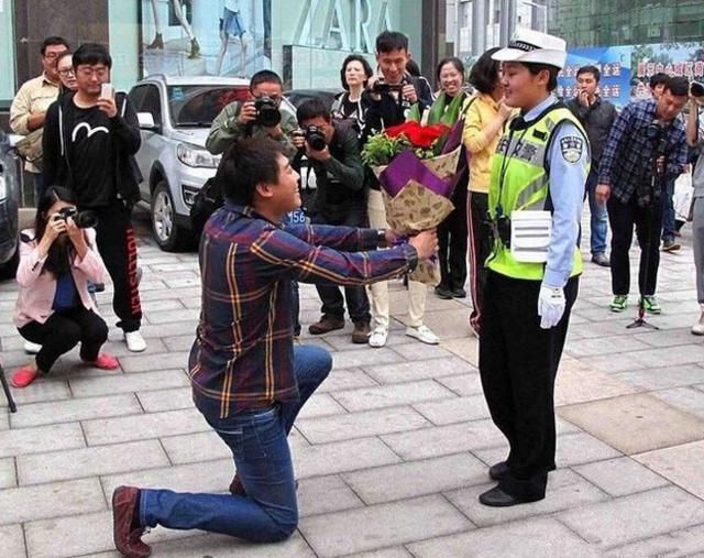 农村帅小伙当街下跪向女交警求婚,只因一次违章对她产生好感