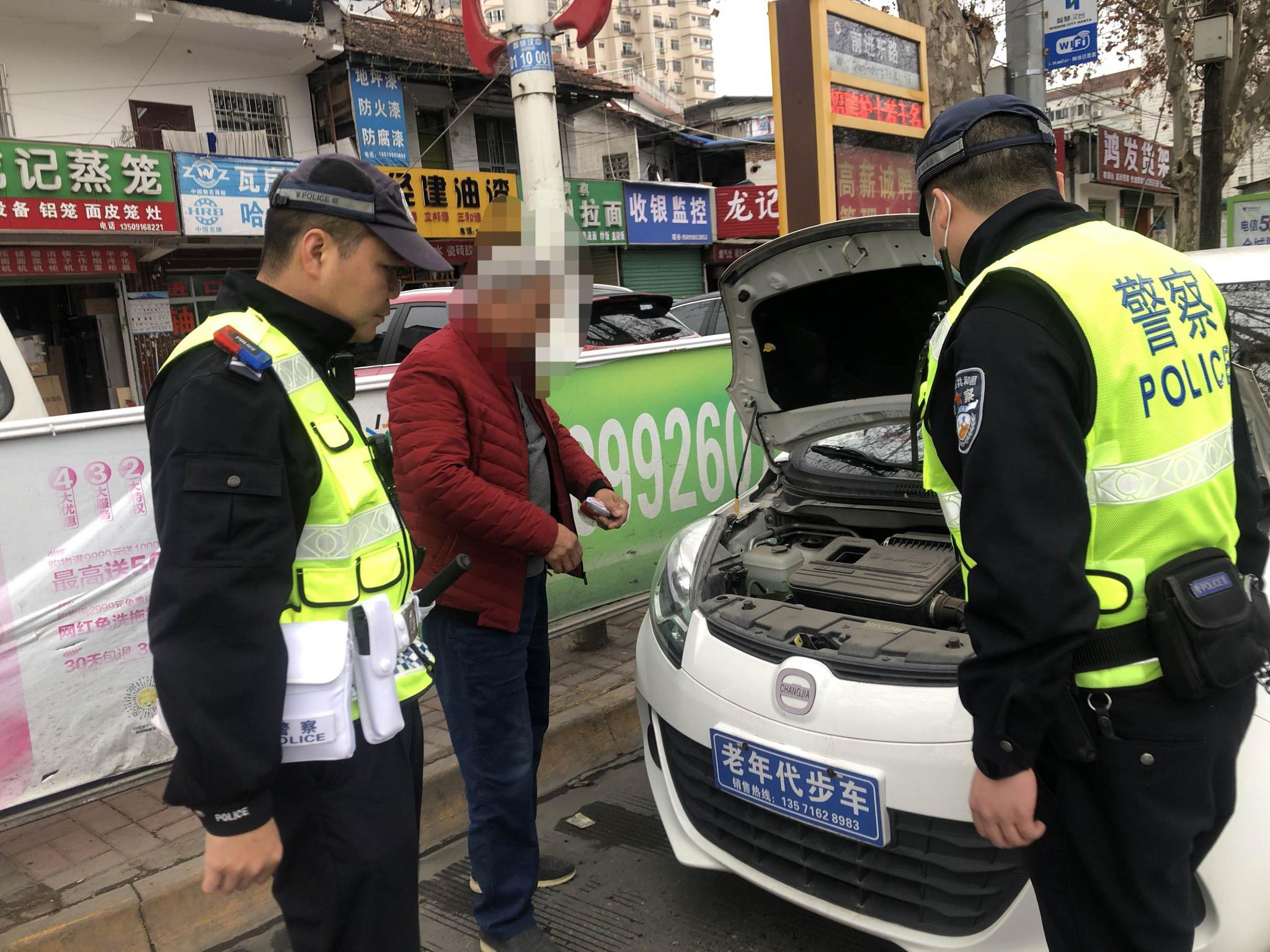 交警二大队二中队重拳出击整治"老年代步车"