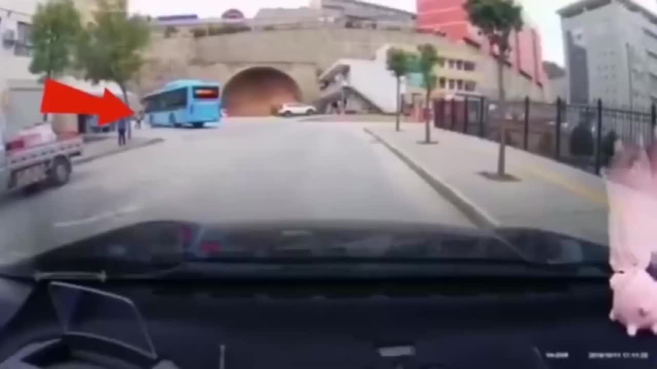 公交女司机开车，要不是视频谁会这一切