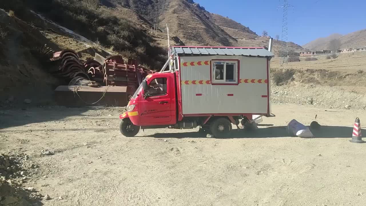 实拍藏民自制的简易房车车内设施齐全这样的房车能上路吗