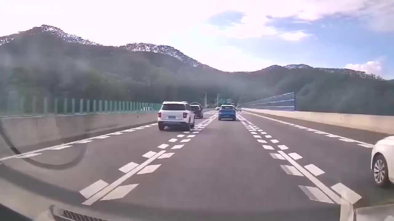 实拍第一反应以为着火了原来自带武器这是烧机油了吧