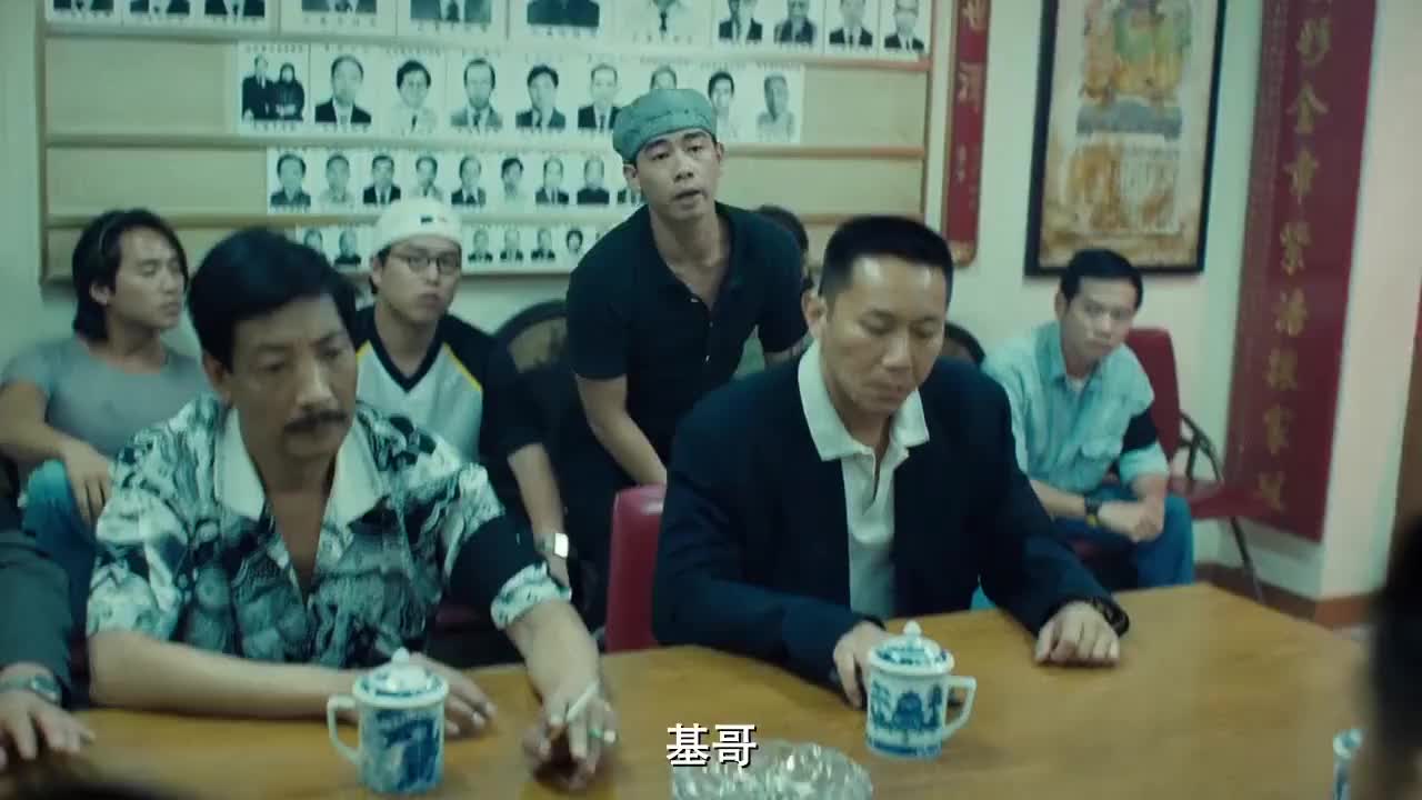 洪兴内部讨论会,乌鸦哥竟然直接带着洪兴老大的女人,杀进场捣乱