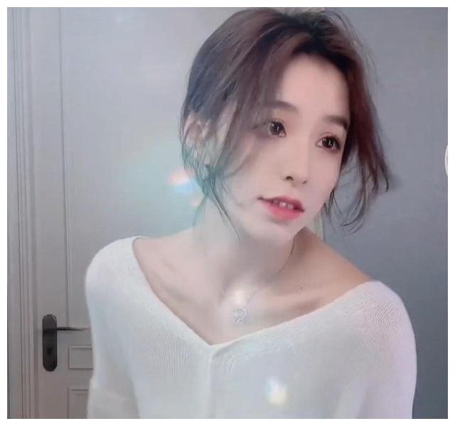 俄罗斯方块?刘思瑶新照片p出新高度,腿比门还要白,网友笑了