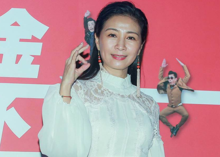 56岁方文琳近况曝光素颜美出新高度身材完美一脸冻龄