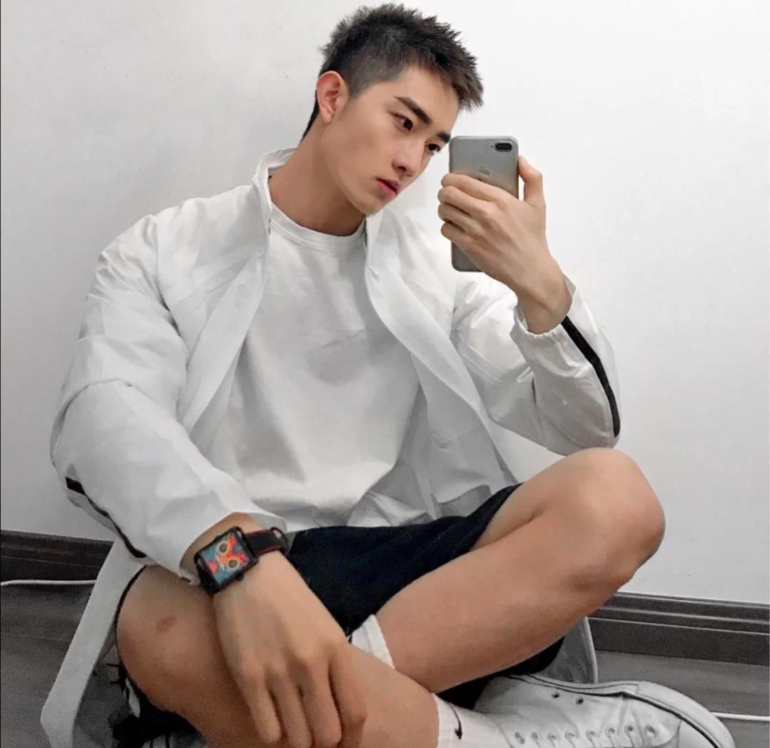 主要的就是要有气质,一个有气质的男生,更有男人味
