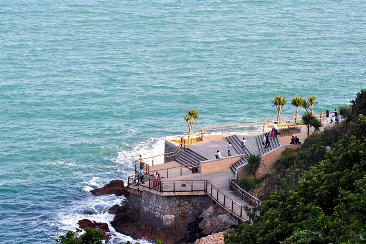 天气越来越热大梅沙海滨公园约起来在海滩踏浪自由奔跑