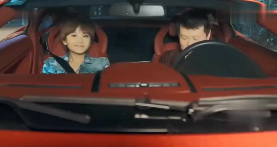 大晚上小后妈给继女送东西，不料见她被跑车男欺负抡起包包就砸