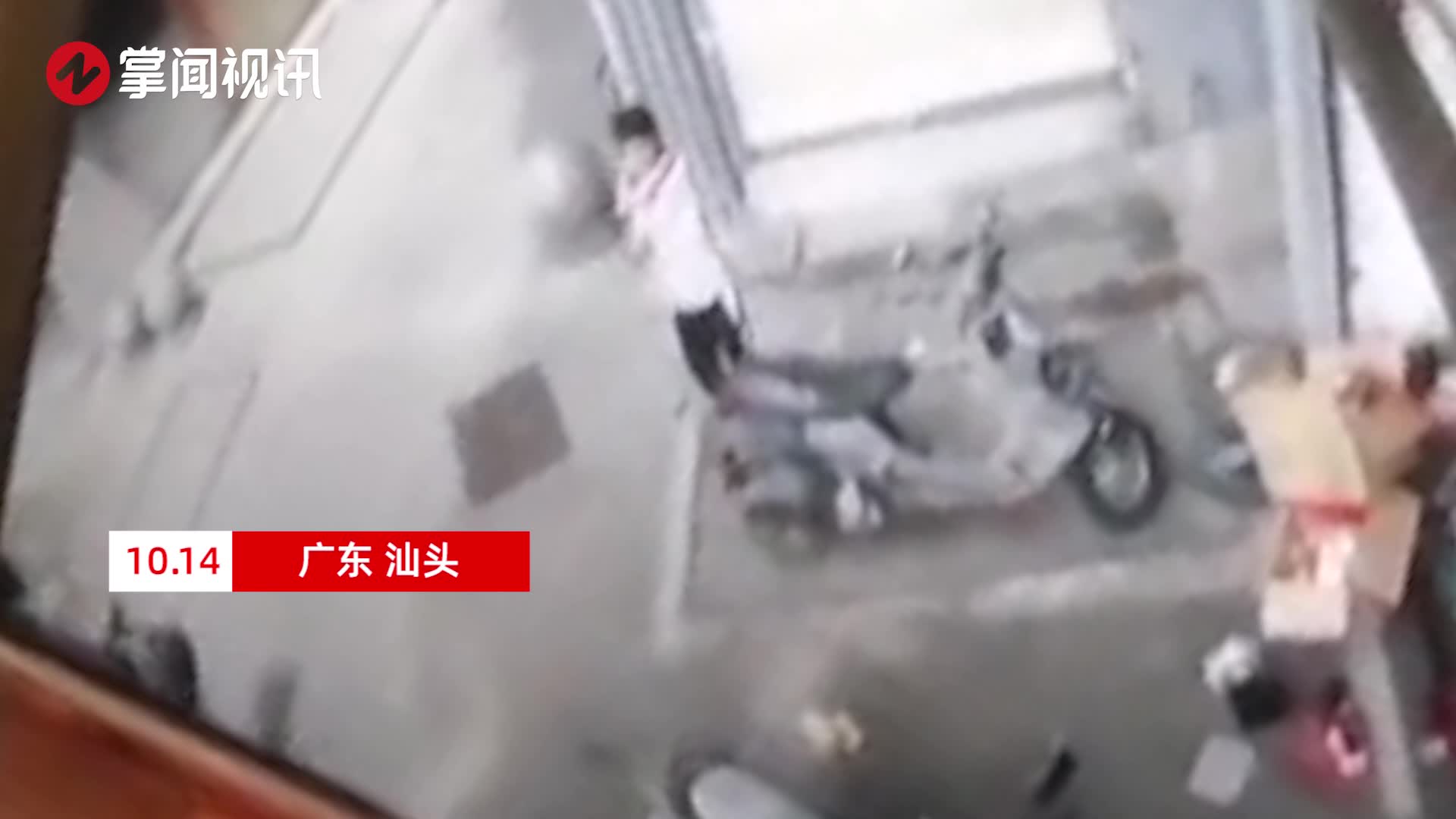 女孩坠下六楼，辅警徒手接人被砸伤严重！-中国长安网