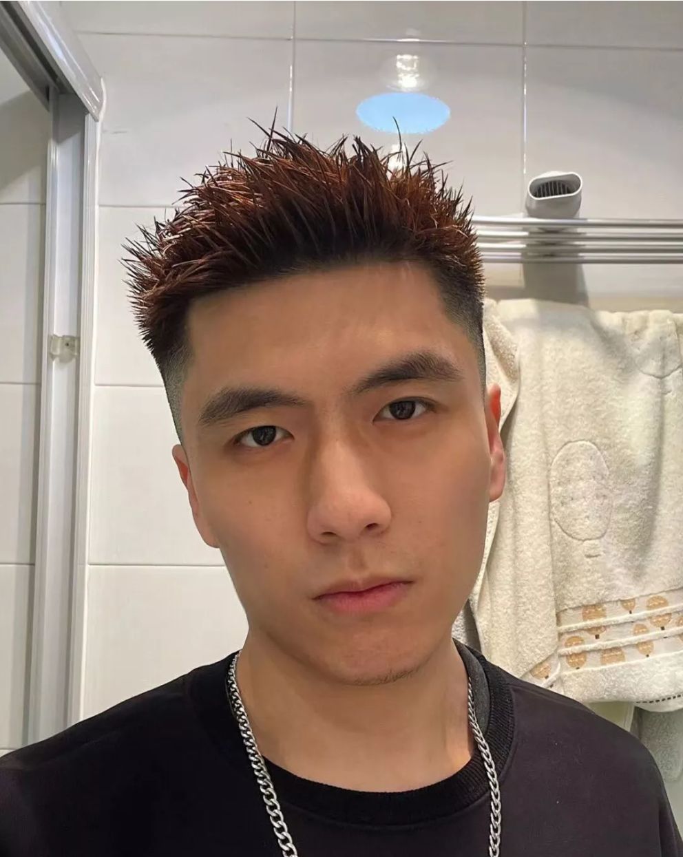 时尚看点></p></a>正文> 头顶头发可以保留个2到3厘米左右的碎发造型,平时涂抹