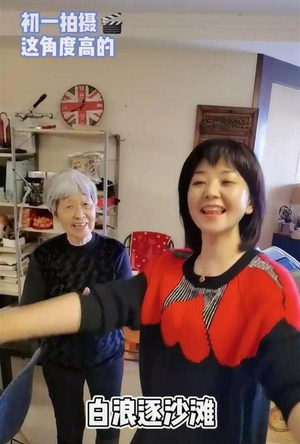 央视主持人方琼回娘家!大8岁领导老公疑出镜,大肚腩吸睛显富态