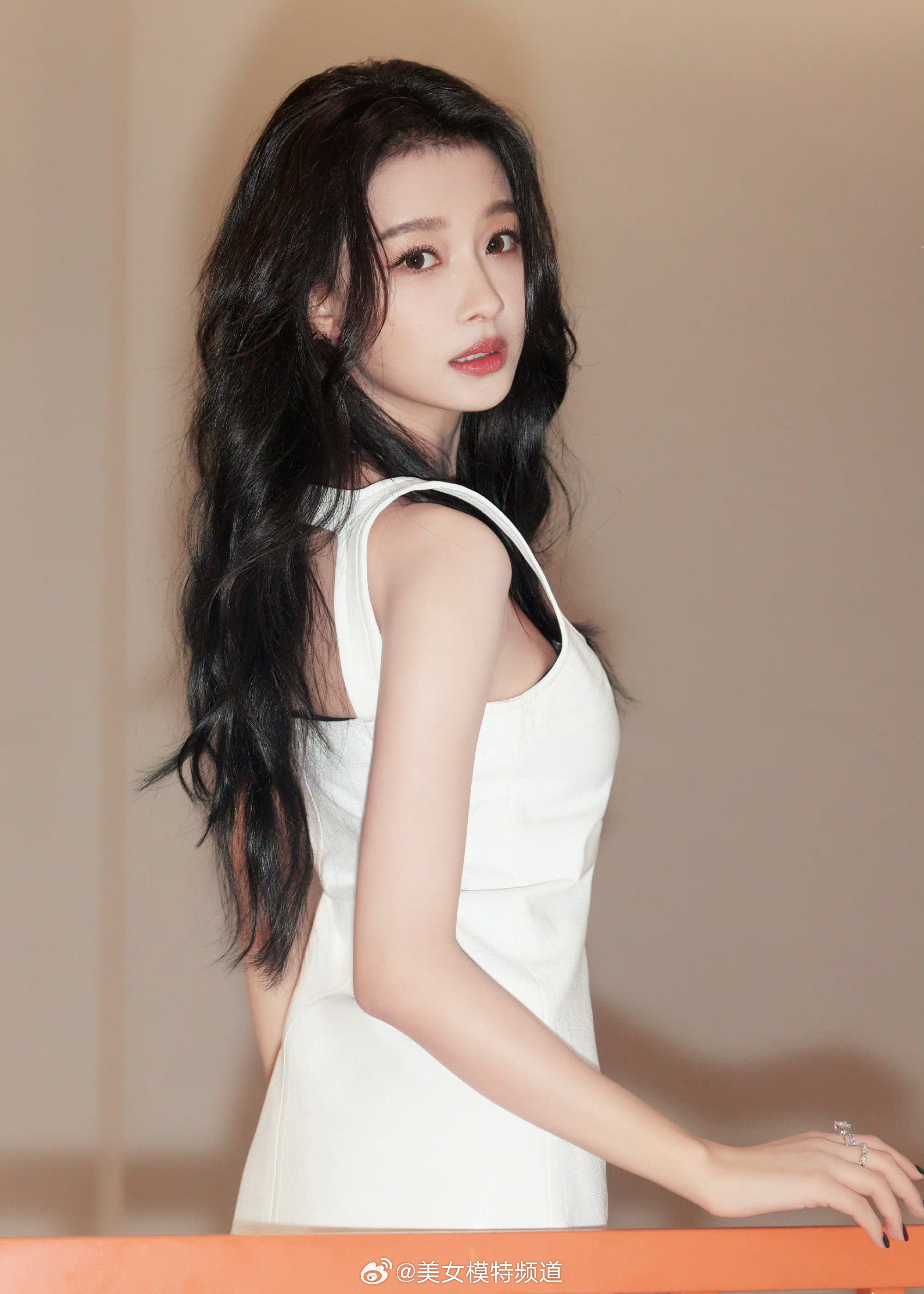 孙怡夏日条纹穿搭色彩