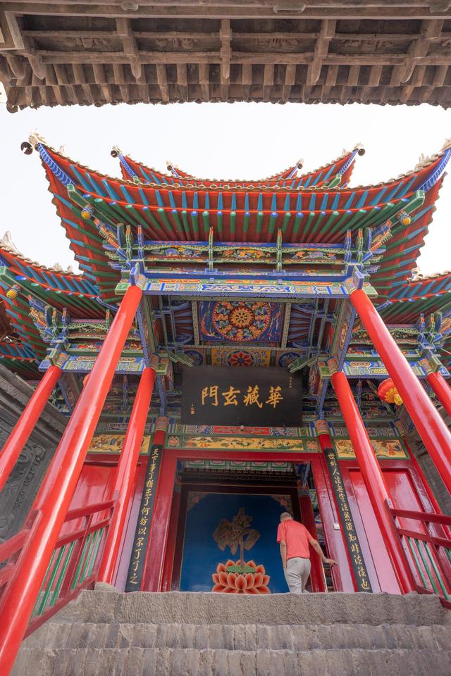 壁炉旁边地面下挖出一具人骨架，它是否与一个惊人传闻...