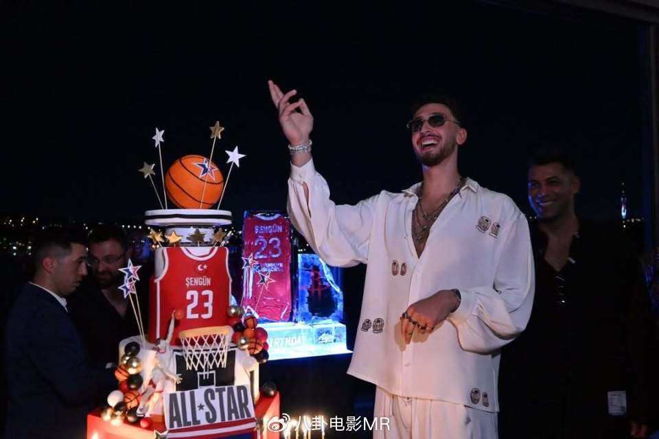 24岁了！火箭球星申京举办庆生派对 定做蛋糕与亲朋好友一同庆祝