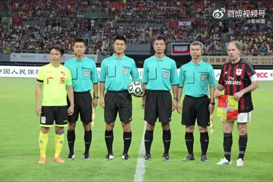 彭伟国晒旧照缅怀巴雷西：一晃十年，致敬红黑队长