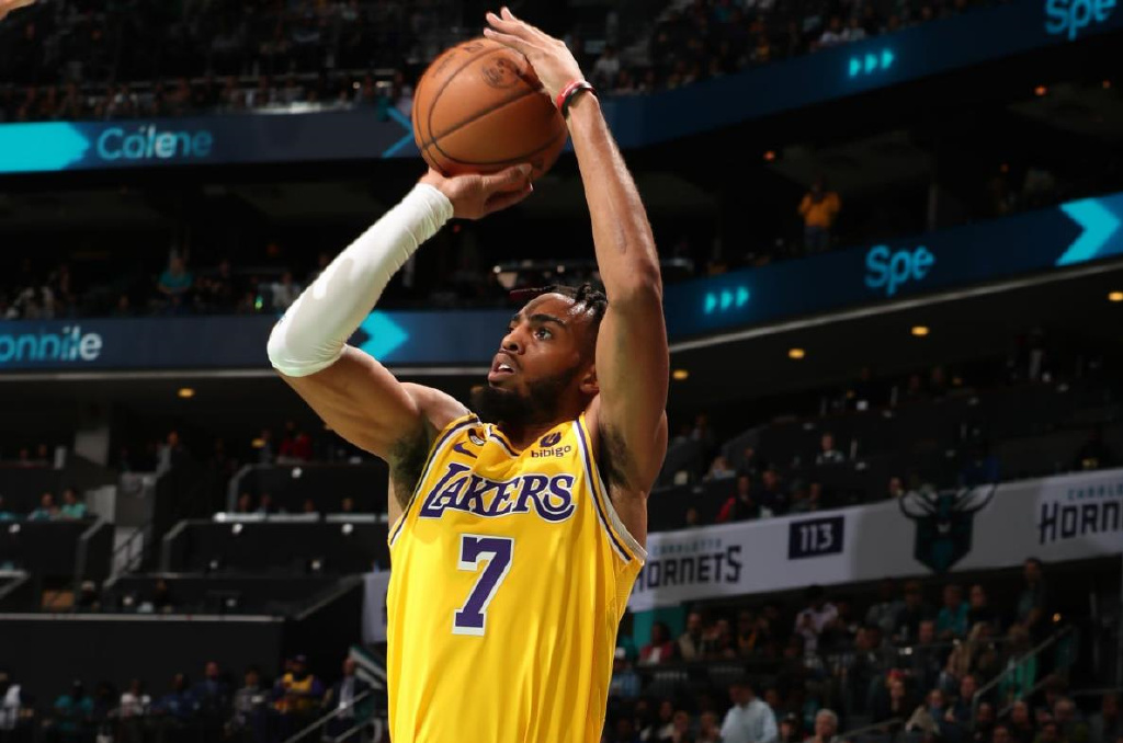 快船詹姆斯全场送出4次抢断书写个人新高