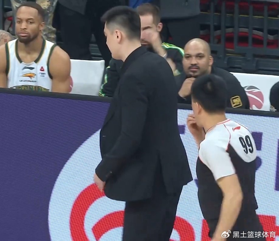 当裁判吹罚点燃主帅怒火，一场CBA京辽大战的争议判罚如何左右最终战局？