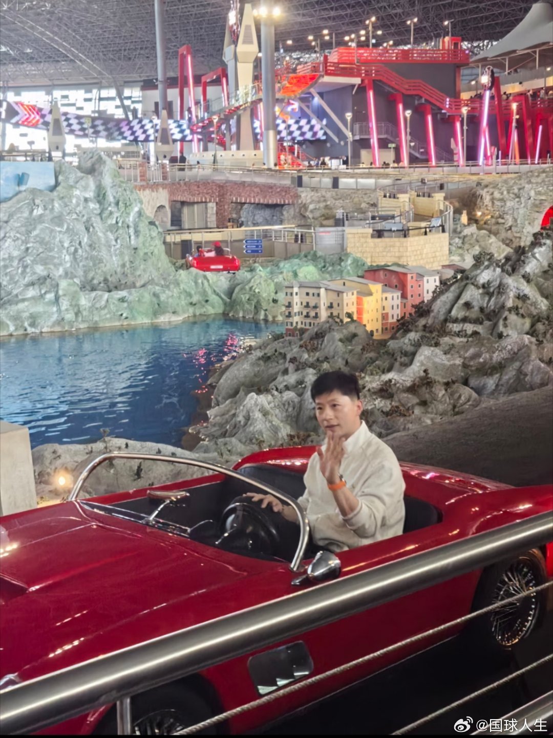 网友在阿布扎比法拉利公园偶遇马龙，是帅气的孩子王马龙，是国乒大满贯马龙！