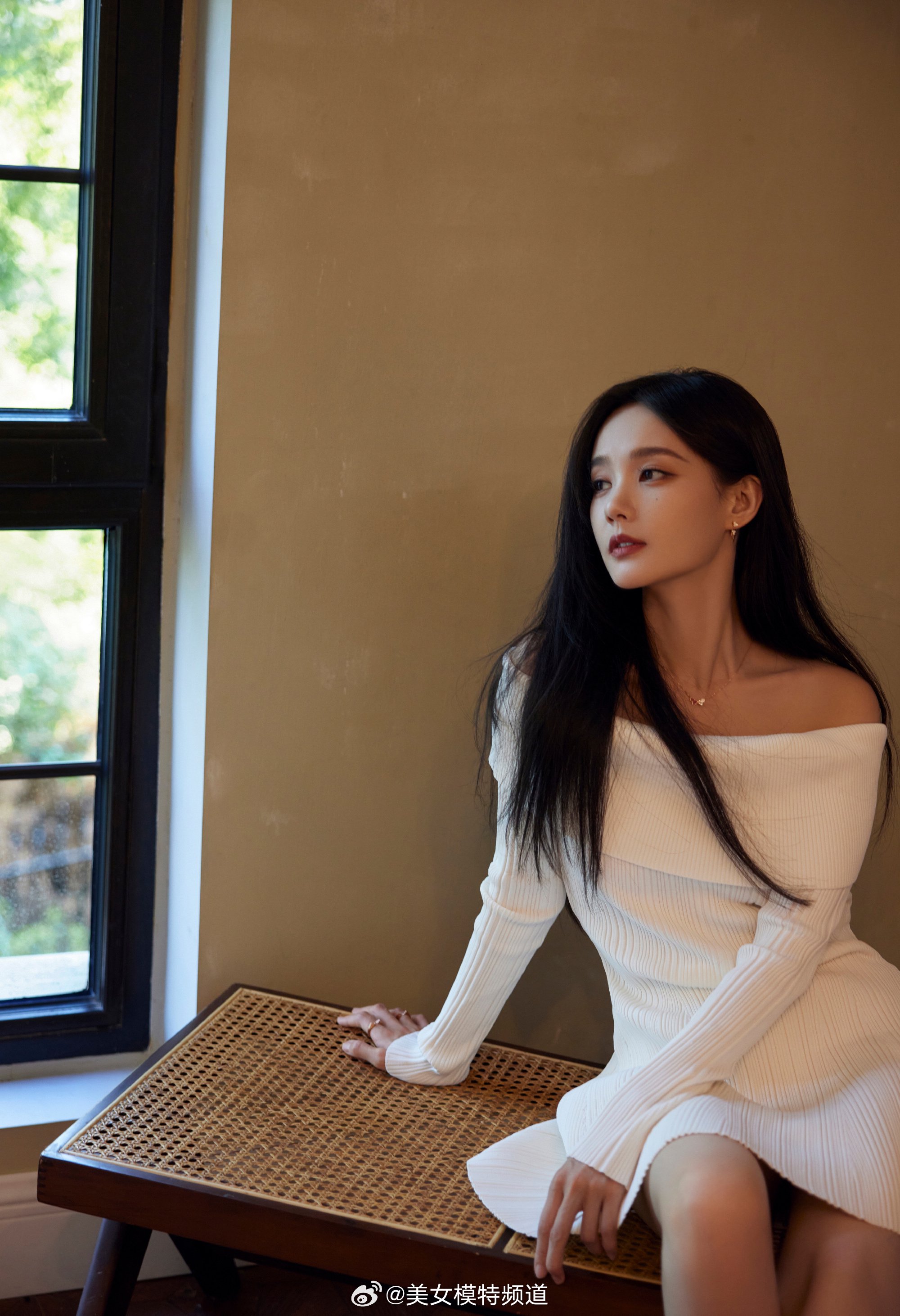 李一桐白色长裙温柔优雅写真