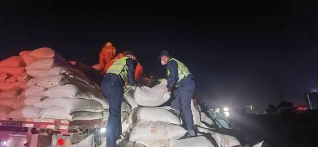 惊险!32吨货物高速上发生倾斜,还好遇见他们休闲区蓝鸢梦想 - Www.slyday.coM 惊险!32吨货物高速上发生倾斜,还好遇见他们休闲区蓝鸢梦想 - Www.slyday.coM