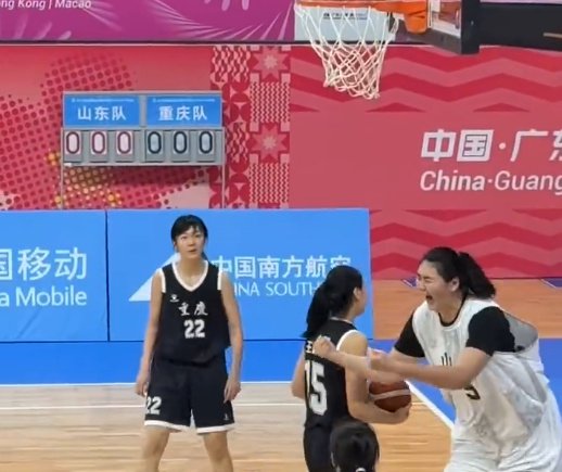 炸裂！张子宇全运赛场上演反击“暴扣” 加冕国内女篮实战扣篮第一人