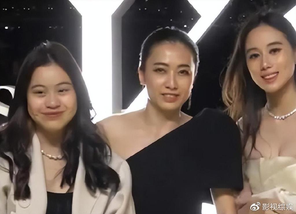 赌王小女何超欣硕士毕业后变名媛，穿衣暴露老气，不如姐姐何超莲休闲区蓝鸢梦想 - Www.slyday.coM