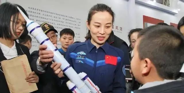 王亚平出征太空,女儿太过想念妈妈,委屈地问老师：可以抱抱你吗?