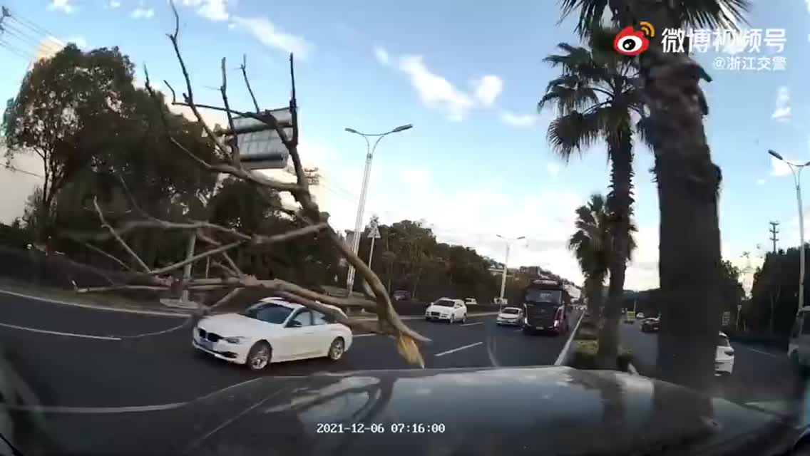 行车记录仪实拍丨随意变道！结果...太可怕了！